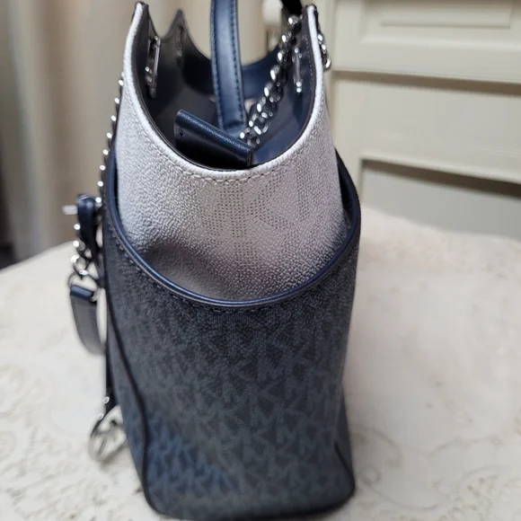 Michael Kors Jet Set Travel Large Navy White Purse NWOT - Picture 3 of 10